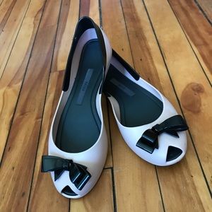 Size 8 light pink gel flats